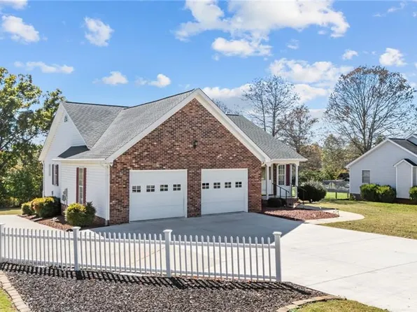 1067 Oxford Ln, King, NC 27021