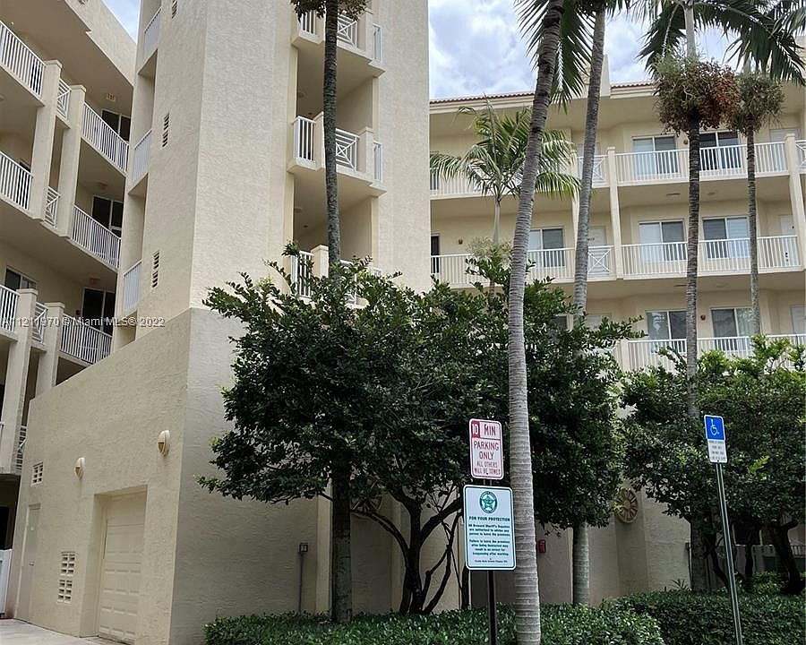 1st image of 3500 Oaks Clubhouse Dr APT 211