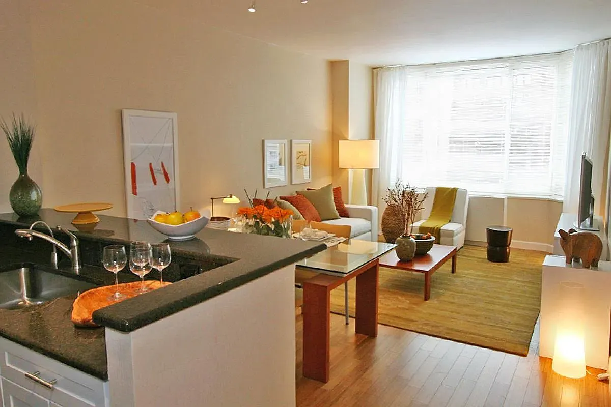 320 West 38th Street — Photo 1