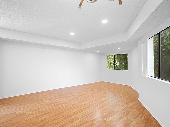 4th image of 3105 Montrose Ave #10