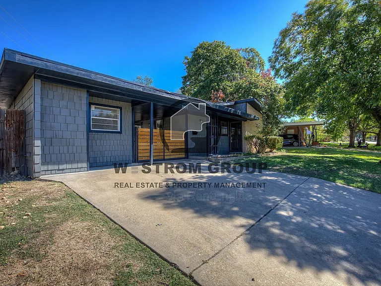 3905 Sanguinet St — Photo 2