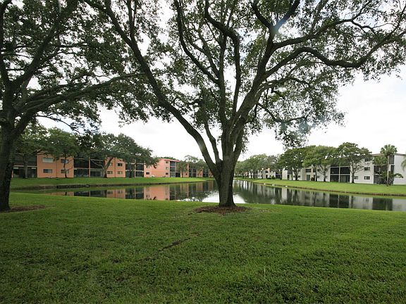 3rd image of 15461 Pembridge Dr APT 107
