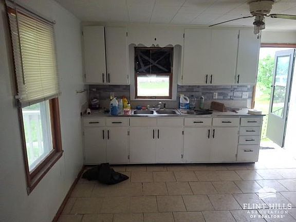 5th image of 605 Topeka Ave