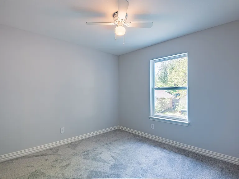2318 Bennington Dr — Photo 13