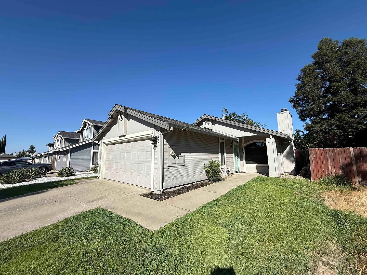 Great Antelope Home Located On a Court — Photo 1