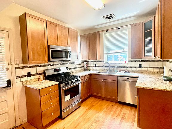 3rd image of 8052 Venetian Dr