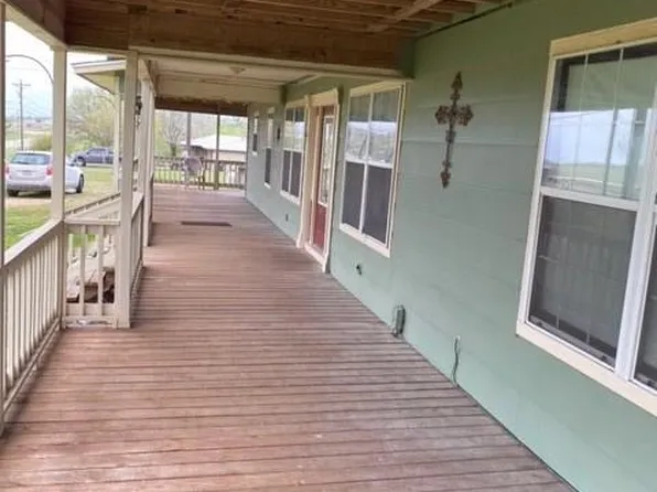 5590 Us Highway 90a W, Shiner, TX 77984