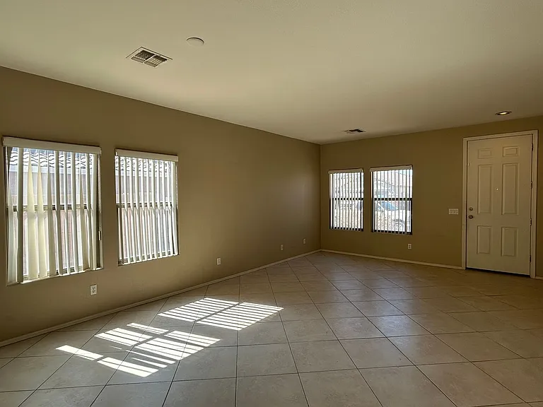 25758 W Nancy Ln — Photo 2