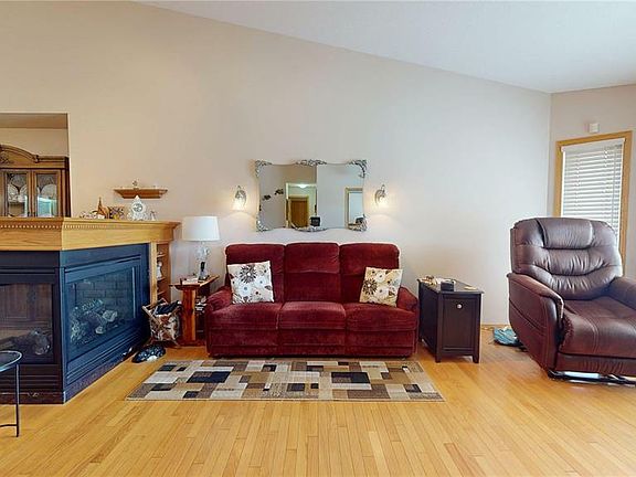 3rd image of 1934 E Dunnison Cres