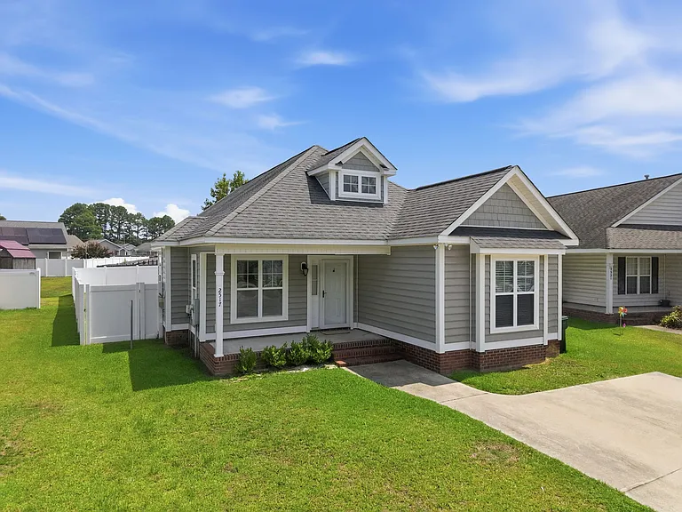 2517 Sawgrass Dr — Photo 2