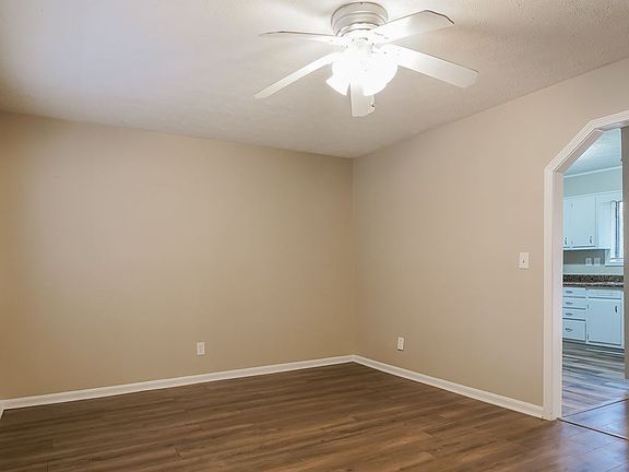 4th image of 2060 Hillcrest Dr