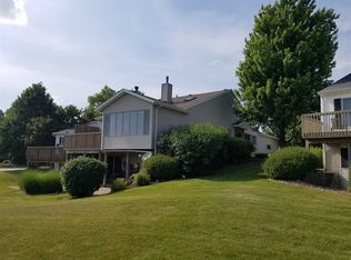 1210 Iowa Dr, Le Claire, IA 52753