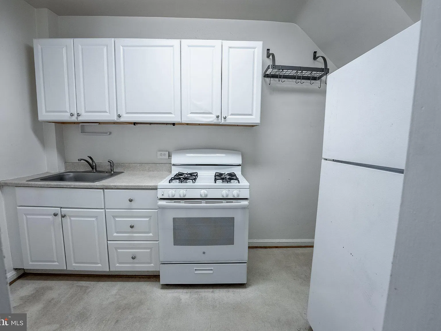 3 bed, 1.0 bath, 1008 sqft, $2,900 — Photo 3
