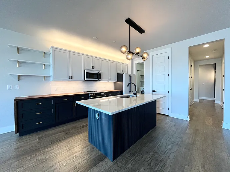 251 S Mill St #320 — Photo 4