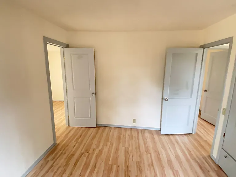 577 NW T St — Photo 13