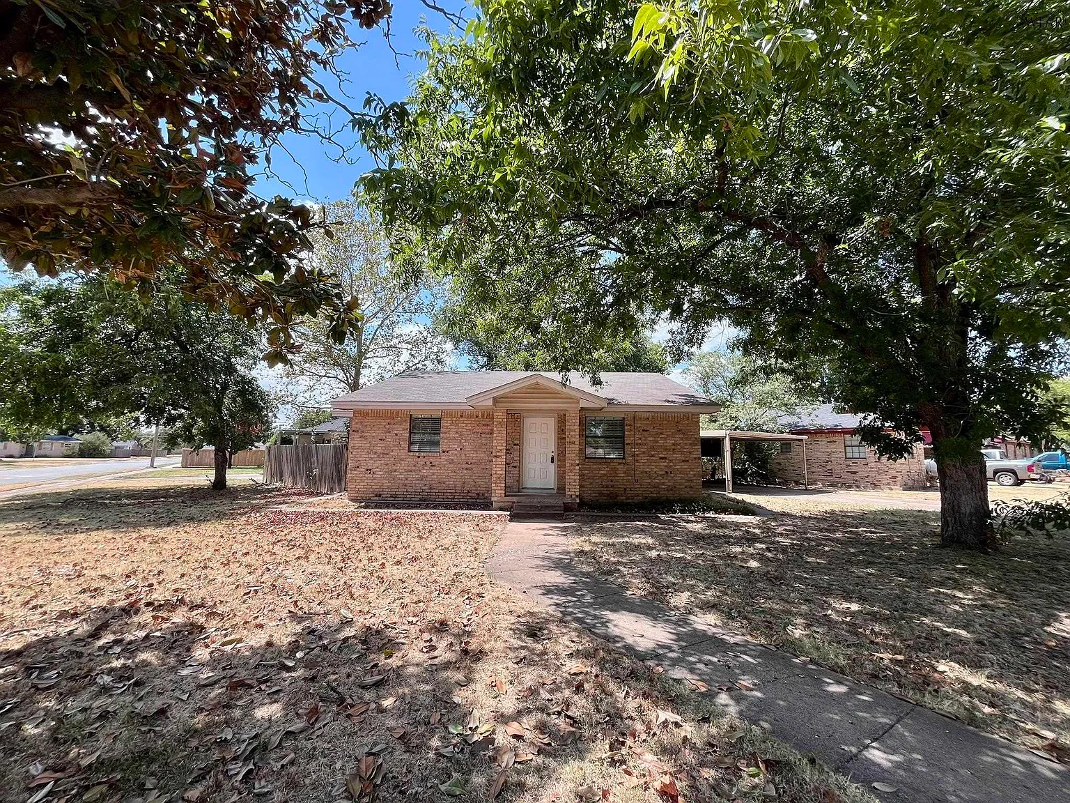 3 bed, 1.5 bath, 1360 sqft, $1,600 — Photo 1