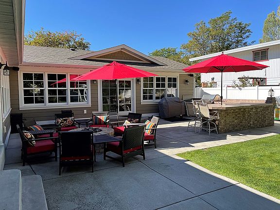  BBQ area with Gas Firepit