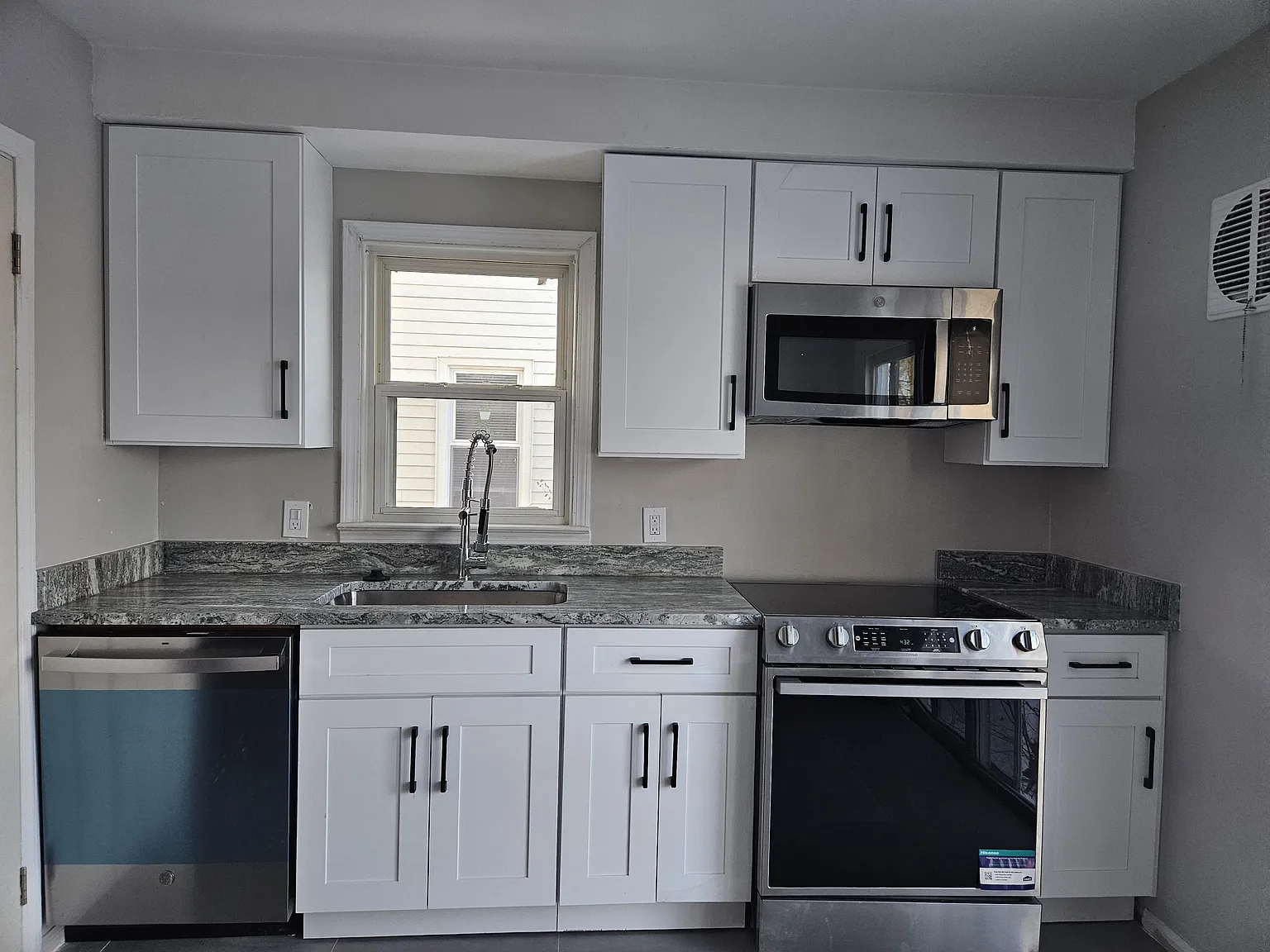 3 bed, 1024 sqft, $2,000 — Photo 3