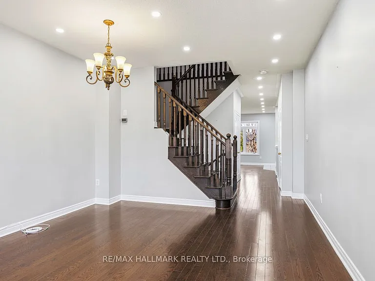 33 Tomabrook Cres — Photo 3