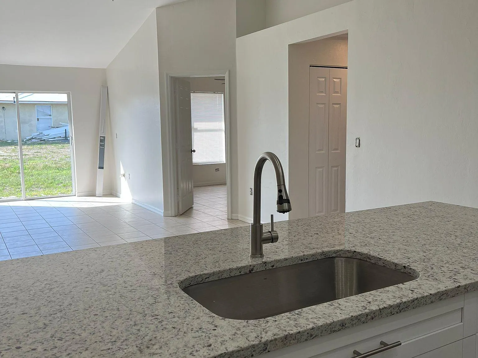 3 bed, 1205 sqft, $1,800 — Photo 2