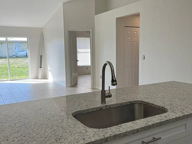 1002 SE 9th Ct — Photo 2
