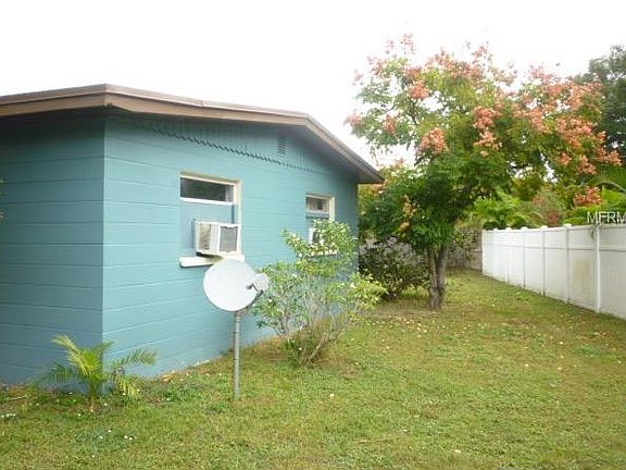 3rd image of 303 Poinciana Cir