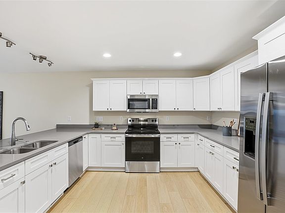 4th image of 1902 Croell Ave