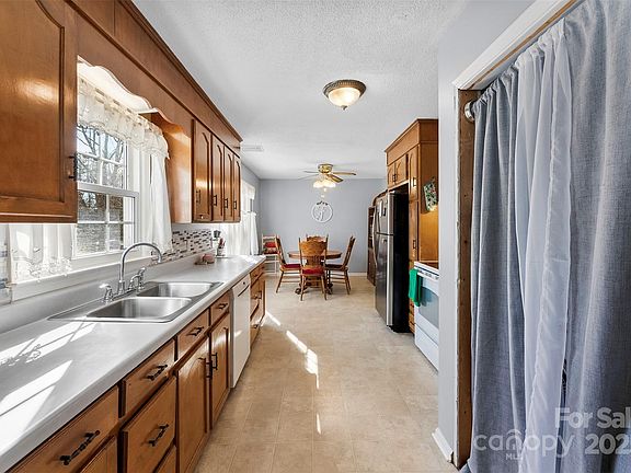 4th image of 2318 Cricket Ln