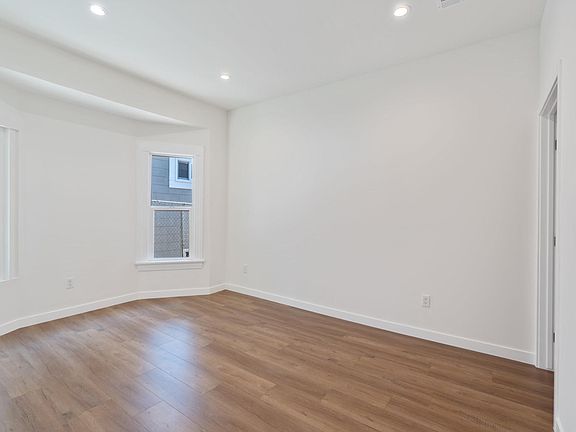 3rd image of 5423 Ash St #1/4