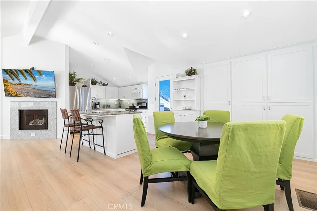 2 bed, 2.5 bath, 1496 sqft, $6,603 — Photo 4