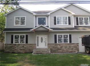 135 Henry St, Massapequa Park, NY 11762