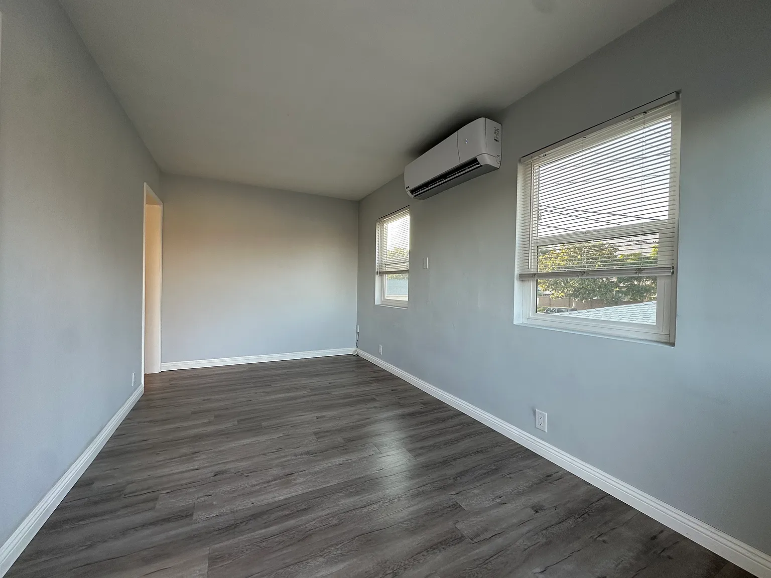 1449 1/2 N Altadena Dr — Photo 2