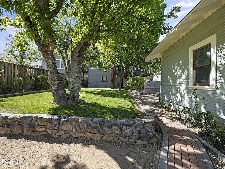 301 S Mount Vernon Ave — Photo 5