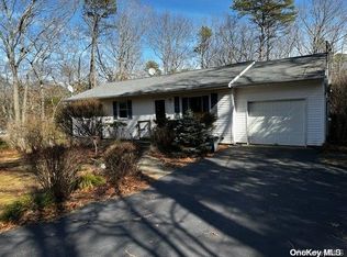 21 Primrose Path, Manorville, NY 11949