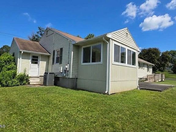 4th image of 555 Williams St