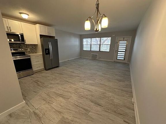 4th image of 227 Farnham J #227