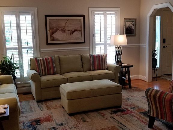 5th image of 976 Sommerset Ct NE