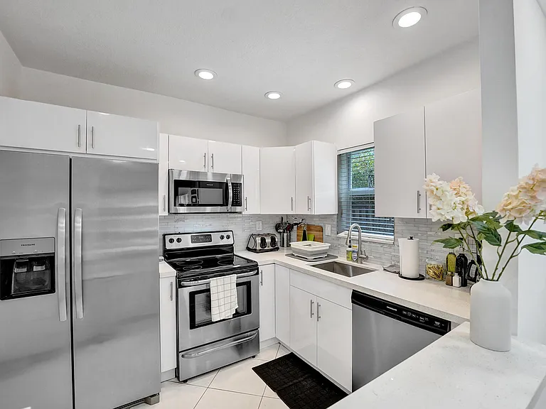 1450 N Riverside Dr #103 — Photo 3