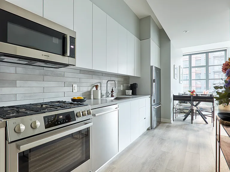 160 Front St — Photo 3