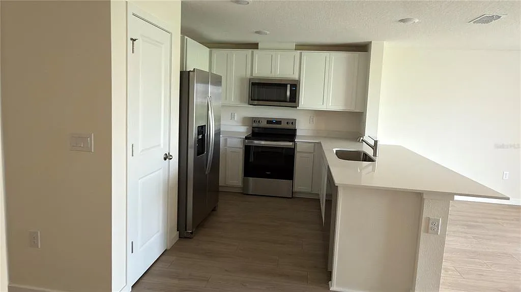 3 bed, 2.5 bath, 1464 sqft, $2,200 — Photo 2