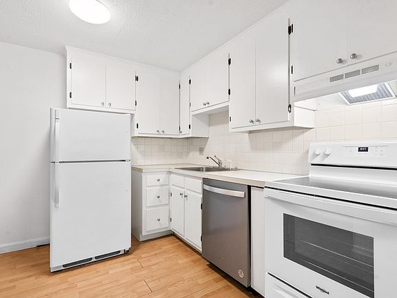5th image of 61 Storey Ave APT 17