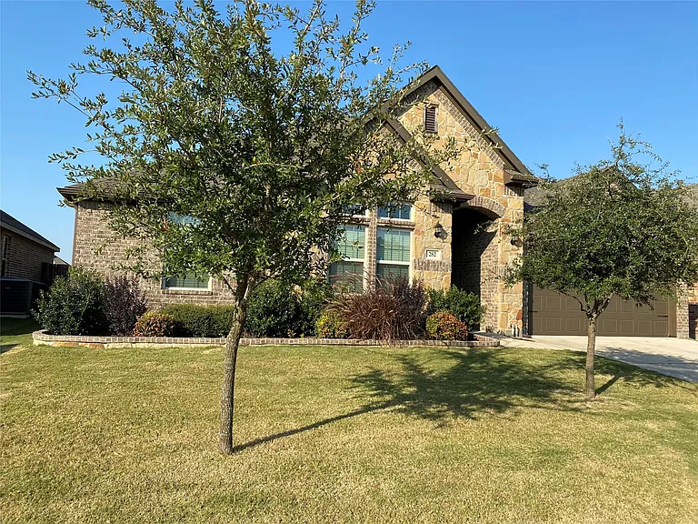 282 Hilltop Dr — Photo 2