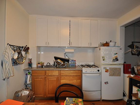 4th image of 303 E 10th St APT 4