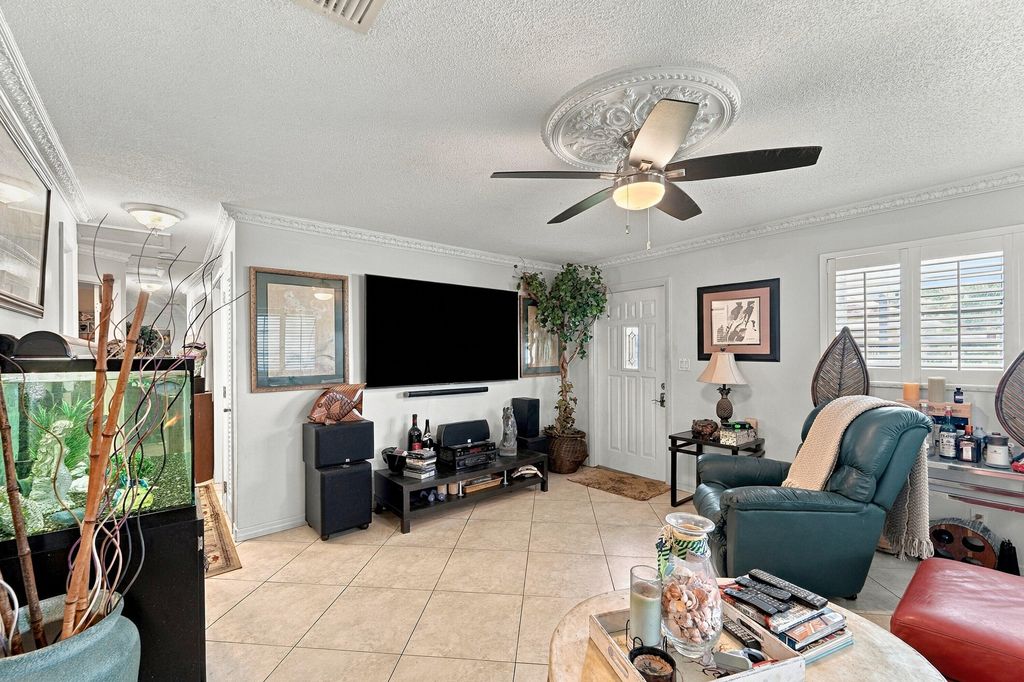 111 NW 25TH Court, photo 3