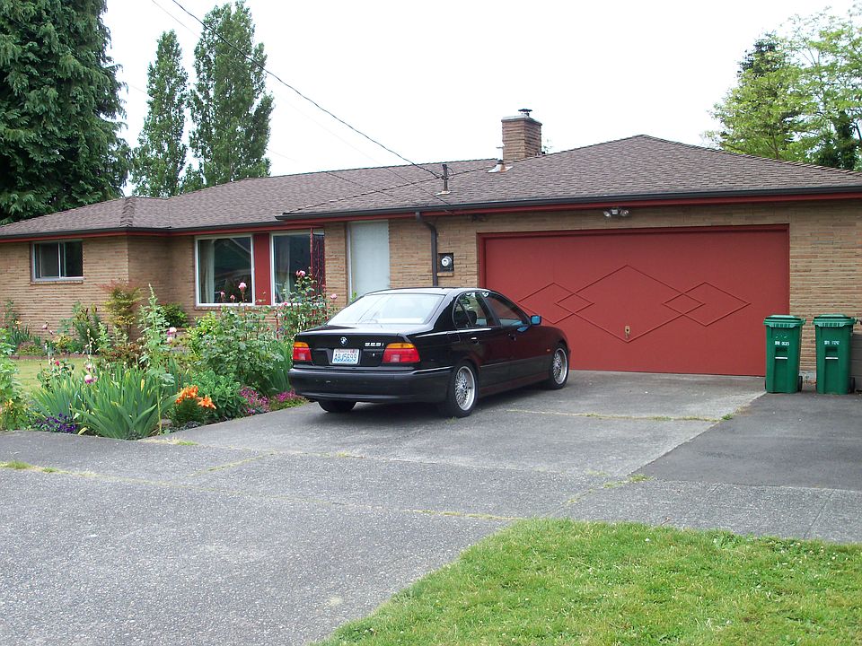 Level entry and yard...nice!