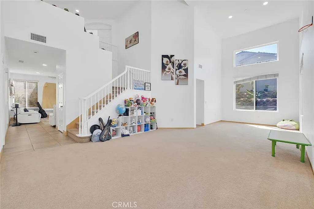 6 bed, 2909 sqft, $4,200 — Photo 3