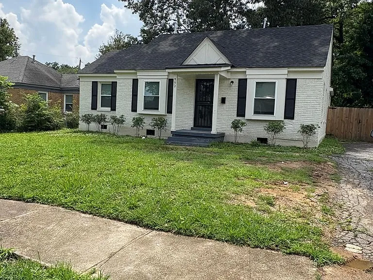 993 Gordon St — Photo 3