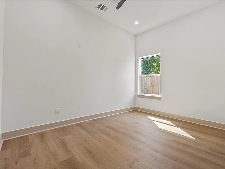 4214 Clover St — Photo 17