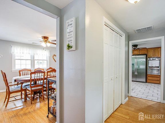 5th image of 85 Othen St