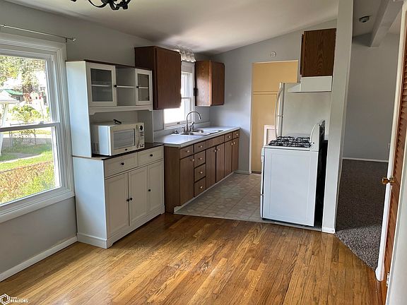 4th image of 313 W Burlington Ave